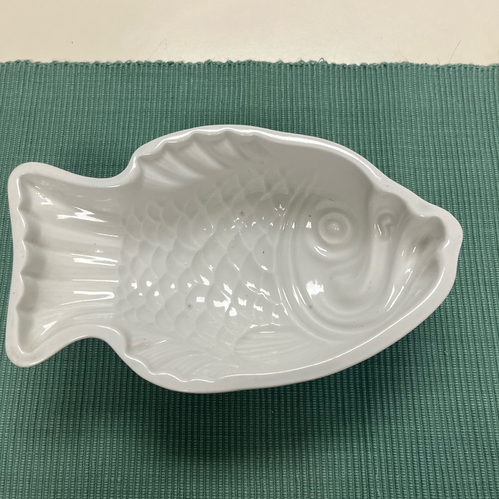 Societe Ceramique Maestricht Early White Ceramic Fish Mold (32 oz.) Holland